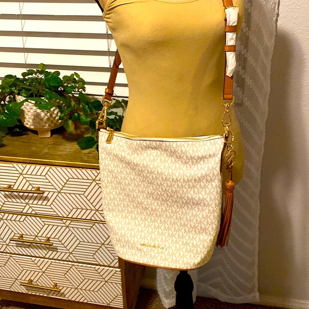 Michael Kors purse, new never used.